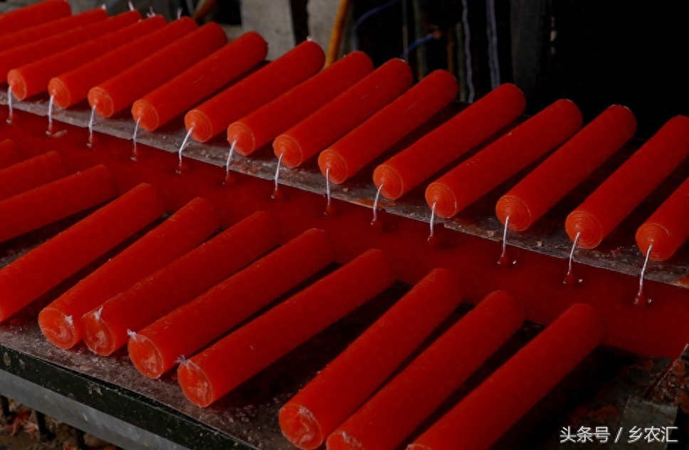 在农村用传统手工艺制作蜡烛，一支蜡烛15分钟就做好了
