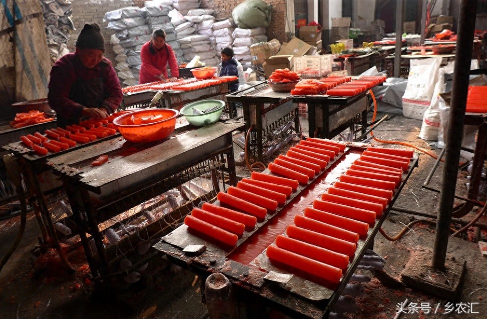 在农村用传统手工艺制作蜡烛，一支蜡烛15分钟就做好了