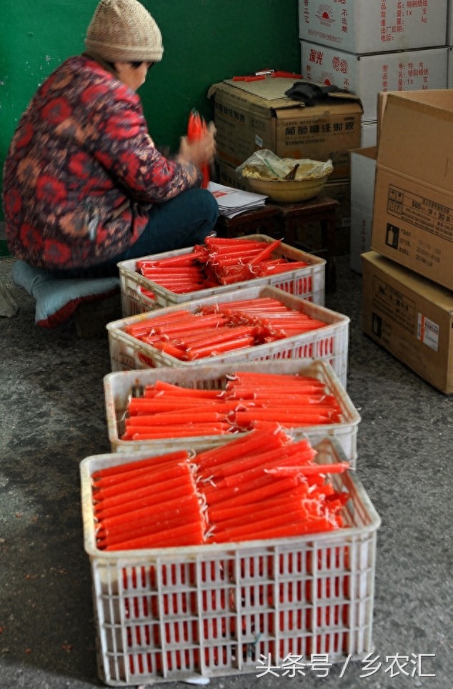 在农村用传统手工艺制作蜡烛，一支蜡烛15分钟就做好了