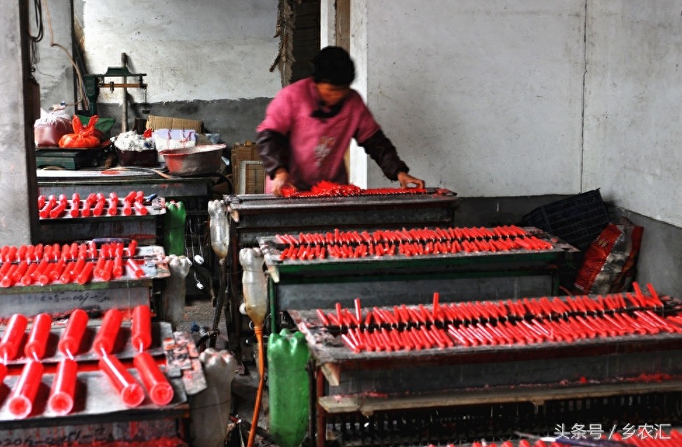 在农村用传统手工艺制作蜡烛，一支蜡烛15分钟就做好了