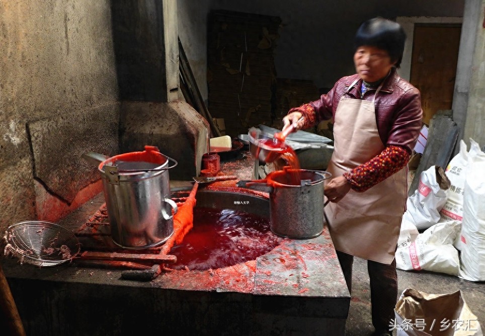 在农村用传统手工艺制作蜡烛，一支蜡烛15分钟就做好了