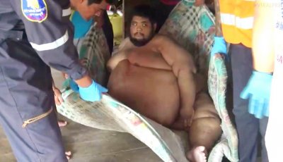 ​泰635斤重男子遇健康问题 数十名救援人员助其送医