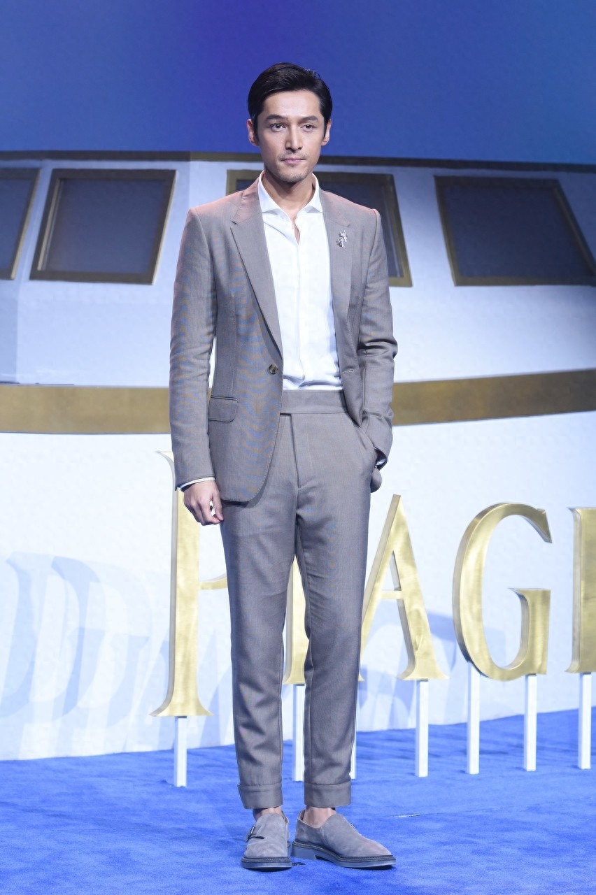 胡歌一身灰色西装，挡不住的型男魅力！