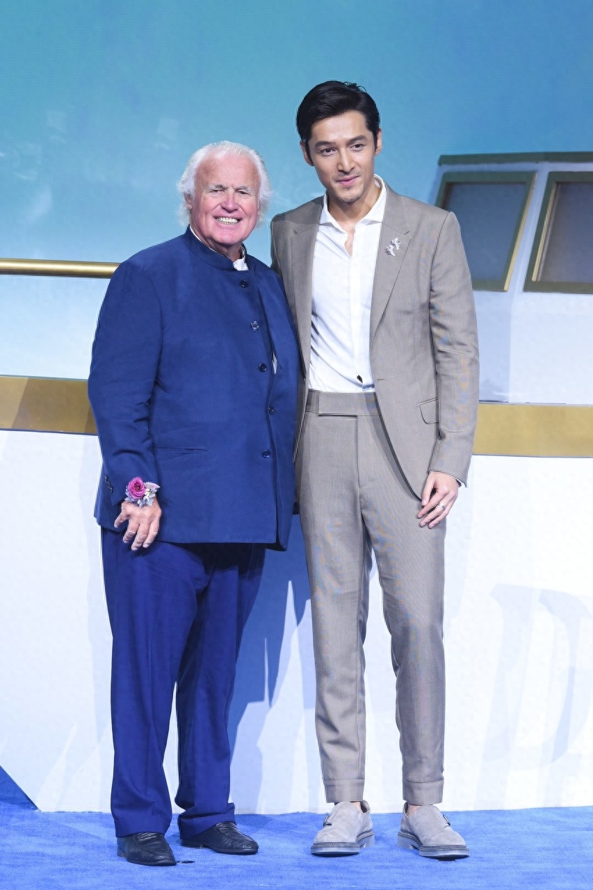 胡歌一身灰色西装，挡不住的型男魅力！