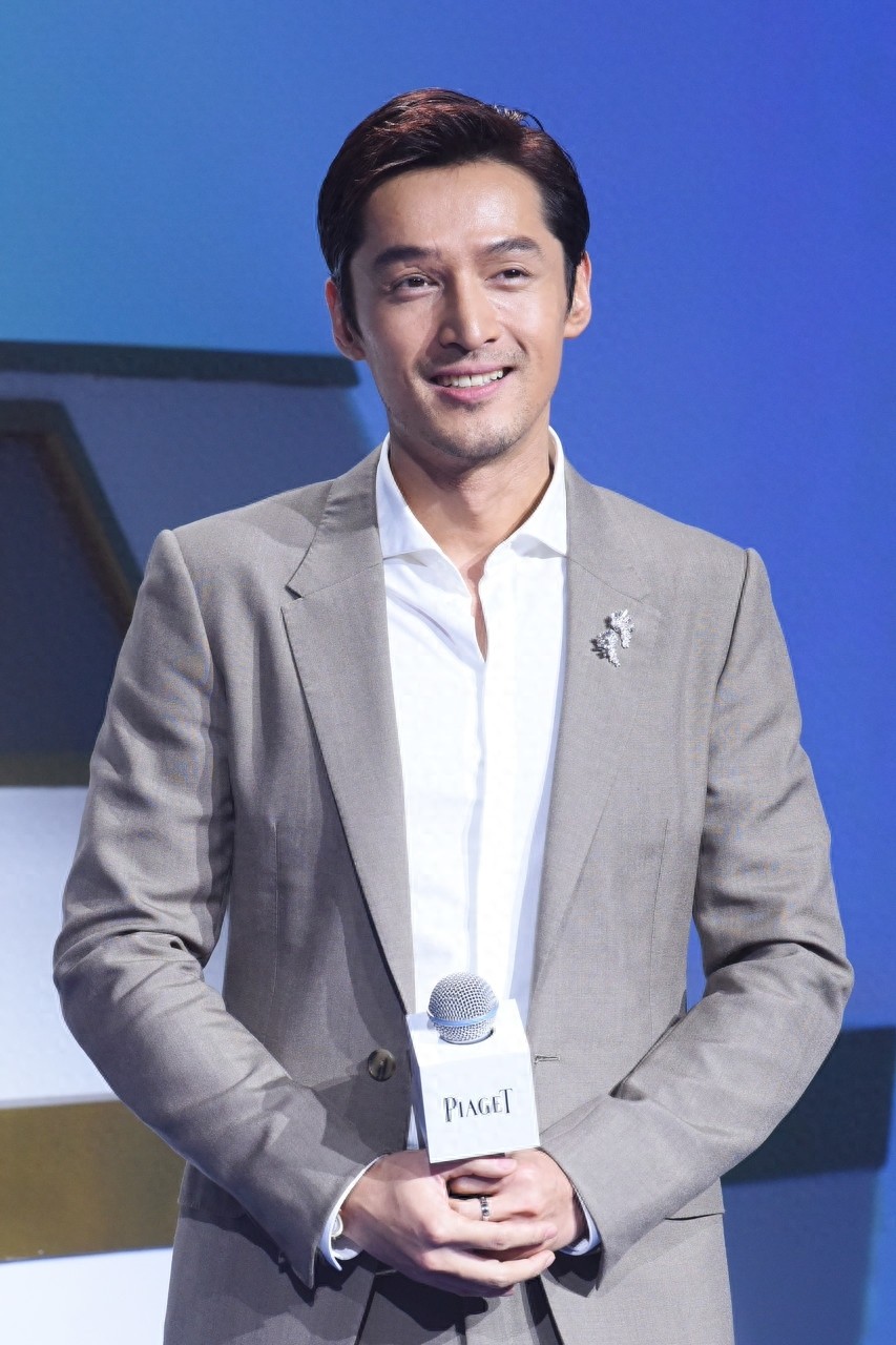 胡歌一身灰色西装，挡不住的型男魅力！