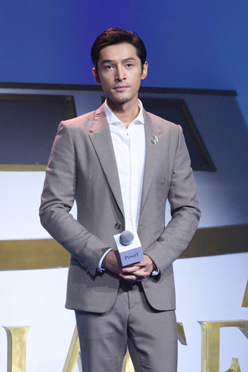 胡歌一身灰色西装，挡不住的型男魅力！