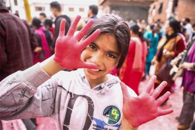 ​尼泊尔举办洒红节庆典 红烟漫天迎接春天