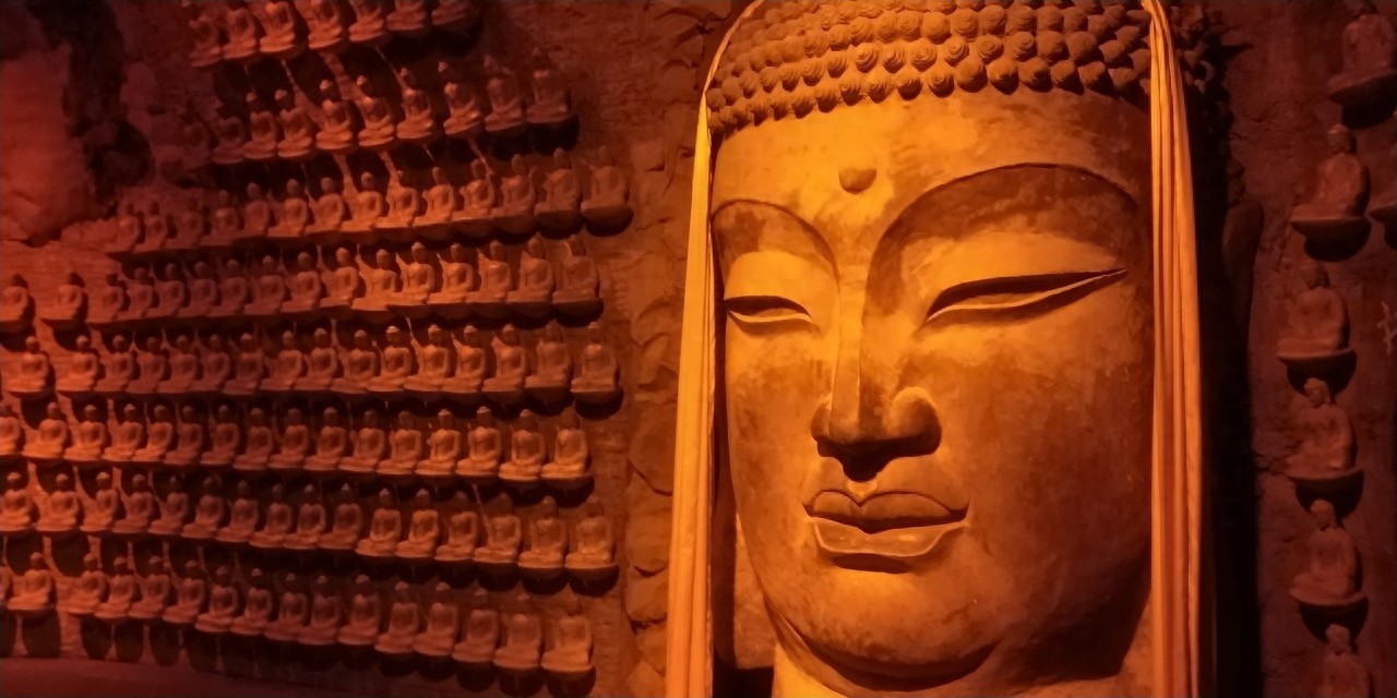 万佛洞是山东济南著名的旅游景点，兴建于1992年