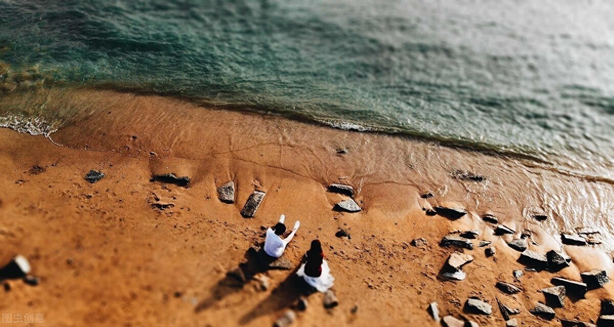 青岛金沙滩位于山东半岛南端黄海之滨，全长3500多米