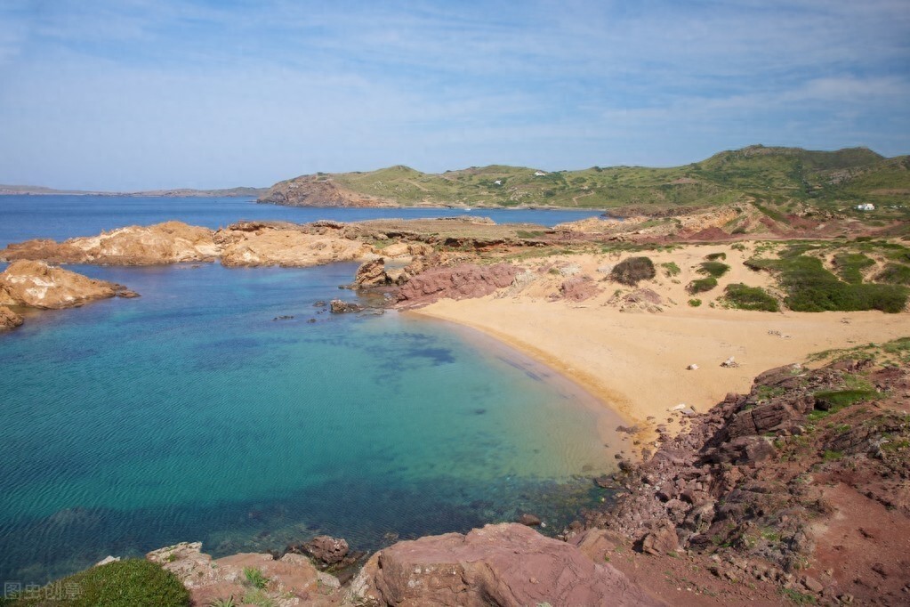 青岛金沙滩位于山东半岛南端黄海之滨，全长3500多米