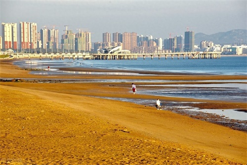 青岛金沙滩位于山东半岛南端黄海之滨，全长3500多米