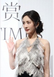 ​杨幂 LOEWE 礼服:幂力全开