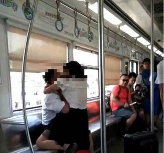 ​女子重庆轻轨上突然咬人 医生教你如何应对