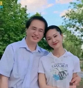 ​于文华与李年在公园散步照片爆棚：岁月见证的温馨之恋