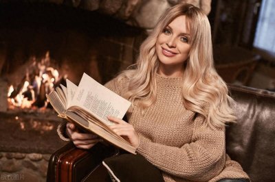 ​“斯洛伐克的魅力佳人：金发女郎的迷人风采”