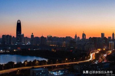 ​济南，中国悲壮的省会城市？济南市位于山东省中部偏东的地区