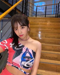 身高172厘米，刚刚过完20岁生日的IVE安宥真，展现出成熟美