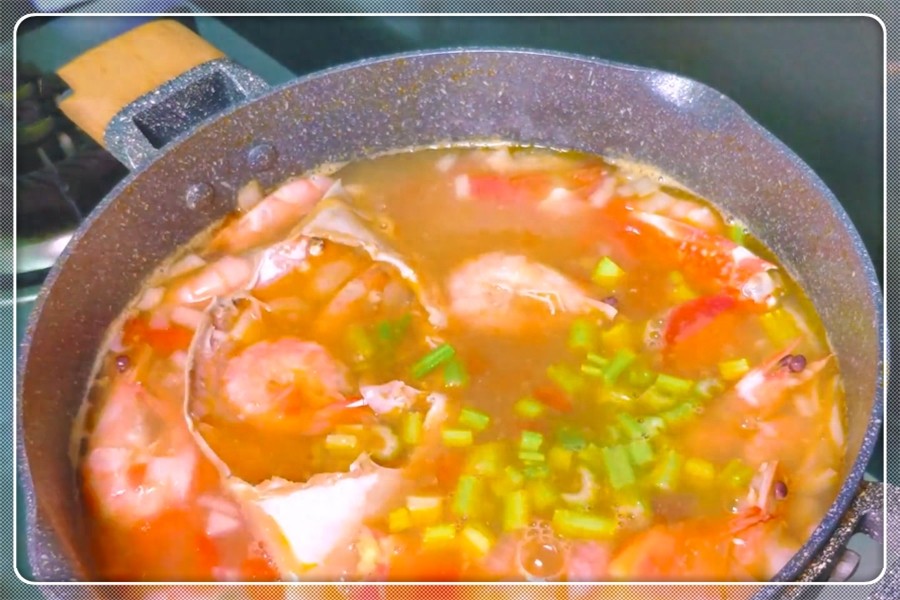海鲜汤这样做太鲜了,营养美味,上桌没一会就喝光了