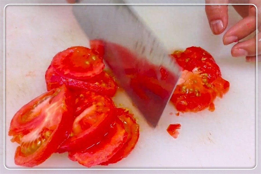 海鲜汤这样做太鲜了,营养美味,上桌没一会就喝光了