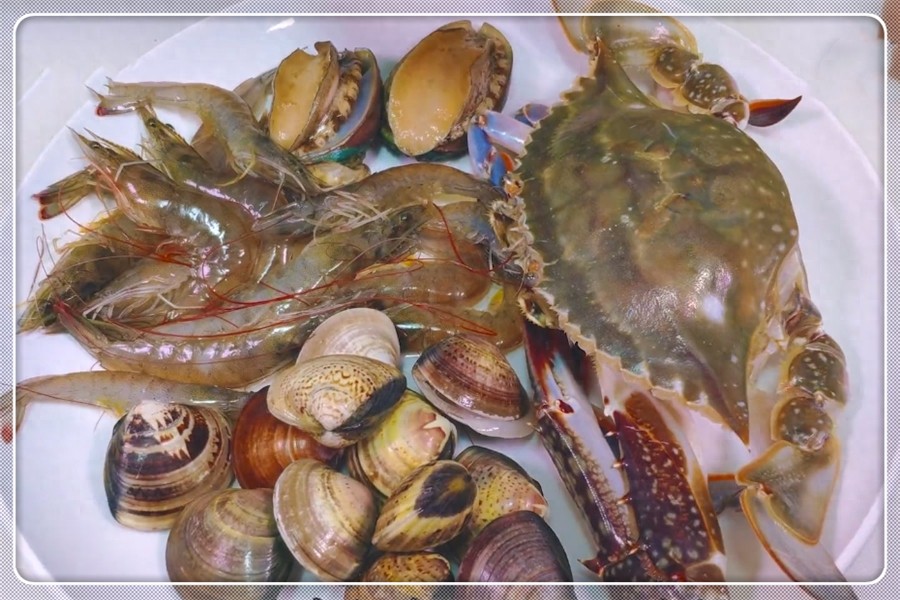 海鲜汤这样做太鲜了,营养美味,上桌没一会就喝光了