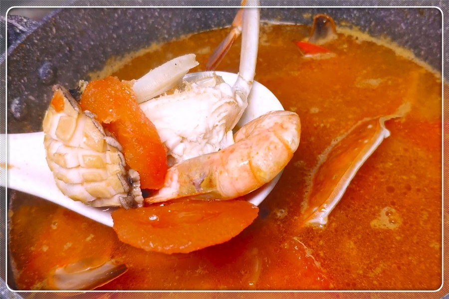 海鲜汤这样做太鲜了,营养美味,上桌没一会就喝光了