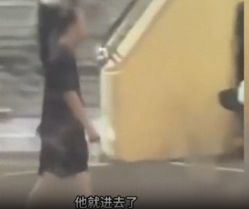 ​有勇有谋！女子拍下男子偷窥女厕全过程 民警称正在调查