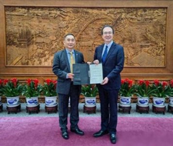 ​外交部礼宾司司长洪磊分别接受斐济、布基纳法索新任驻华大使递交