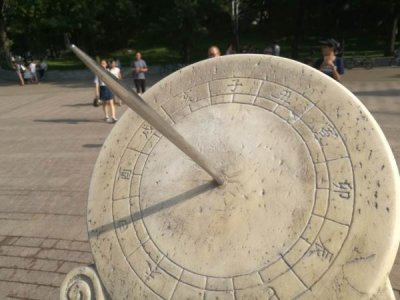 ​清华大学日晷被刻字后续：校方已进行修复，但刻画痕迹犹在