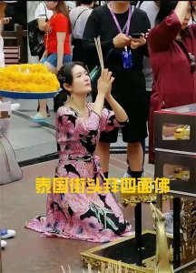 ​谢娜在泰国拜四面佛惹怒网友，身价上亿却让人不解：她在求什么？