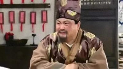 ​曾是军艺“初代校草”，因“炊事班洪班长”爆红，如今吃地摊，穿几十元衣服，