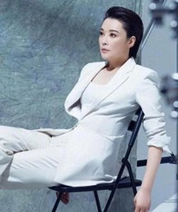 ​“口无遮拦”的袁立，就这样断送了自己的大好前途！