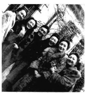 ​董竹君在美82岁生日盛况：已四代同堂的她被子女簇拥，幸福无比