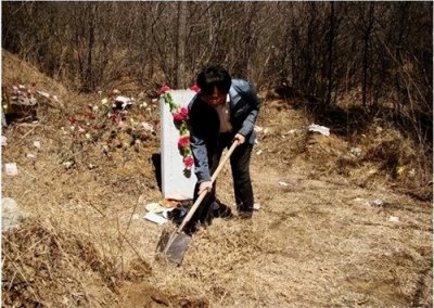 ​“三人不添土，子孙后代旺”，3人是指谁？上坟添土有啥讲究？