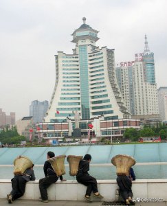 ​唱歌画画做模特、血汗钱为家乡修路！盘点那些出彩的“贵阳背篼”