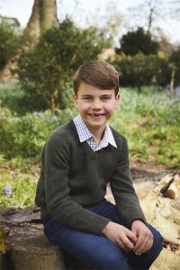 ​路易小王子7岁了！发色变深越发像外公，凯特王妃罕见没亲自拍照