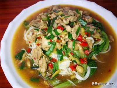 ​寒冷冬夜煮上一碗热腾腾的鸡腿面，肉质细嫩，滋味鲜美，营养丰富