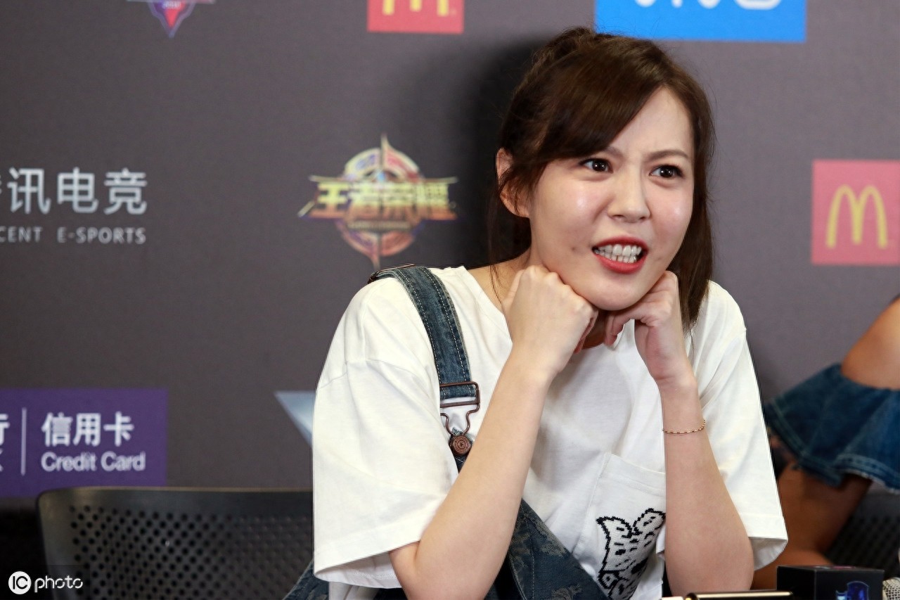 可爱讨巧、古灵精怪的“美嘉”获粉无数,新晋“宅男女神”