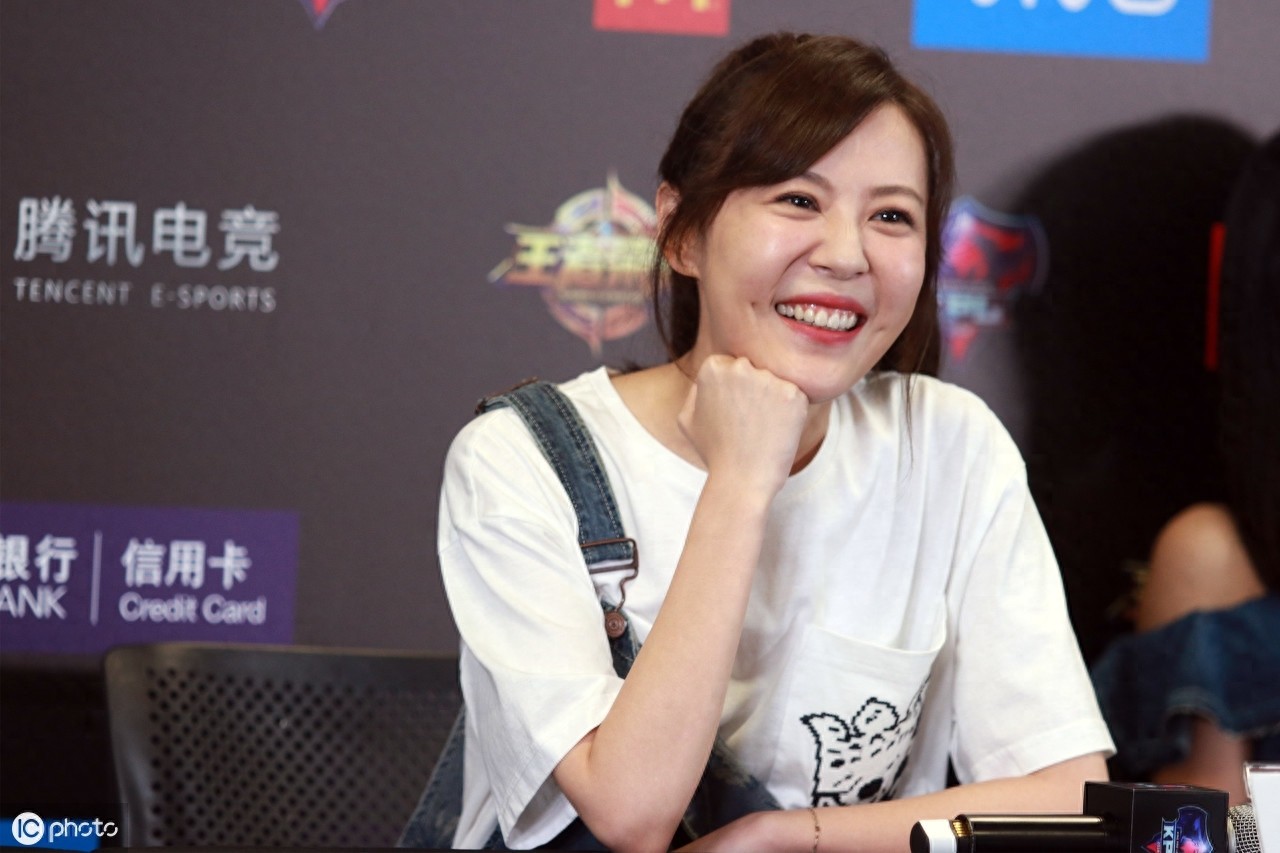 可爱讨巧、古灵精怪的“美嘉”获粉无数,新晋“宅男女神”