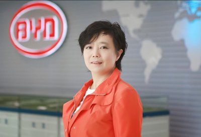 ​比亚迪老板王传福：13岁丧母15岁丧父，43岁身价百亿成中国首富