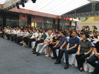 ​汉正街举行品牌服饰批发广场成立12周年庆祝活动