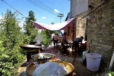 ​老人去世，中学和卫生院干部职工排班守夜，怎么解读？