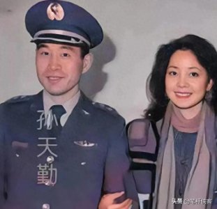 ​1983年，驾机叛逃的孙天勤和邓丽君的留影，终于见到了女神