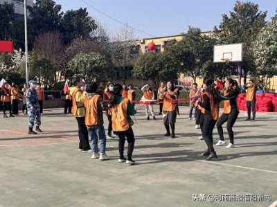 ​女选手卯足了劲，围观者乐开了花，信阳平桥这个比赛真热闹