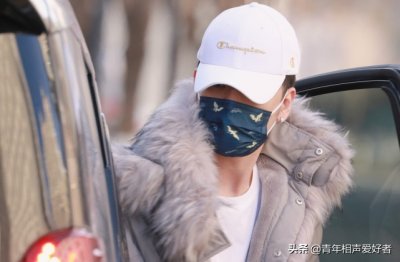 ​德云社门口感人一幕，张云雷扶着王惠走路，知恩图报获得大家称赞