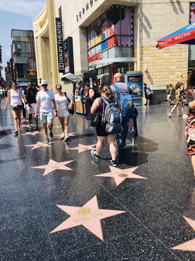 美国好莱坞星光大道，和中国香港星光大道，看看有何不同？