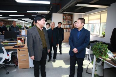 ​东阳市委常委、宣传部长陈小华到东阳日报社调研