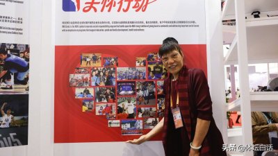 ​53岁郑海霞现身遭围观！2米06穿高跟鞋身材佝偻，至今不生娃