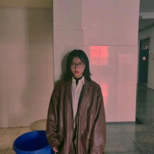 ​宽方脸女生头发别留太短，这5款发型刚刚好，气质又显瘦