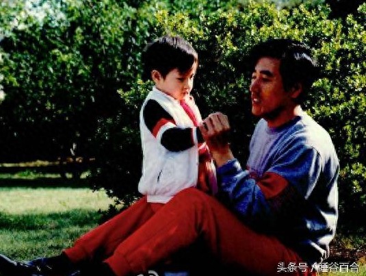 59岁老戏骨杨立新的29岁儿子是当红小生杨玏