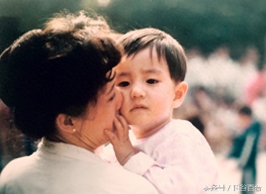 59岁老戏骨杨立新的29岁儿子是当红小生杨玏